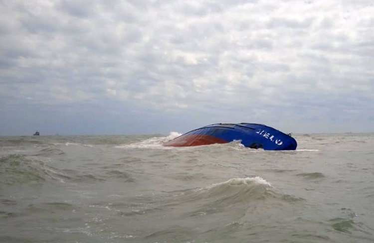 Italian ship inspects tanker which capsized off Tunisia