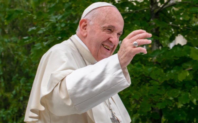 Pope postpones Africa visit over knee problems