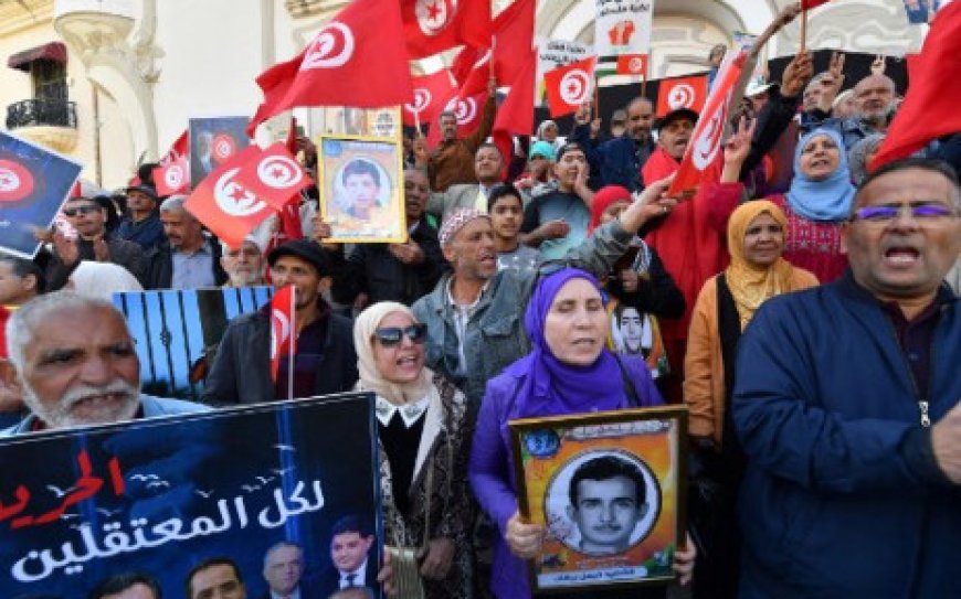 Hundreds of Tunisians protest opposition arrests